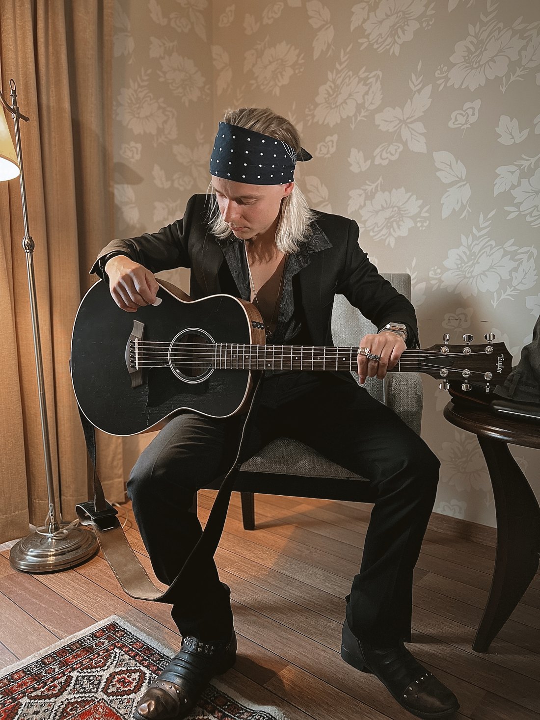 Henning Anti with guitar